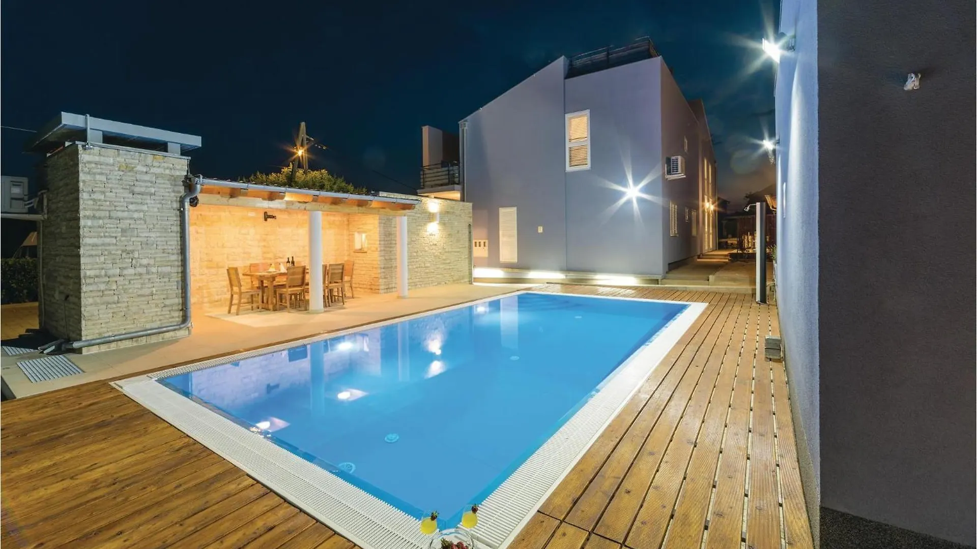 2 Bedroom Cozy Apartment In Veli Rat