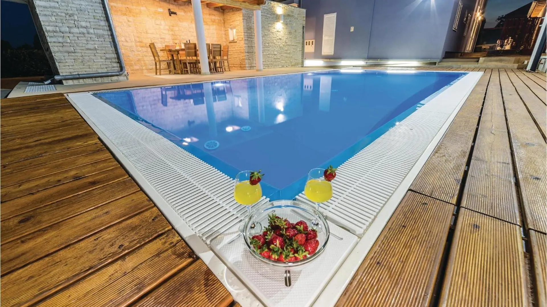2 Bedroom Cozy Apartment In Veli Rat Croatia